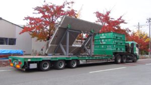 傾斜架台にてw3500pc建築部材エアサス輸送