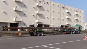 仙台東西線の25mレール輸送【クレーン付ポールトレーラー】
